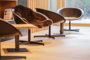 维皮泰诺Steindls Boutique Favourite的一组椅子,桌子上有一个毯子