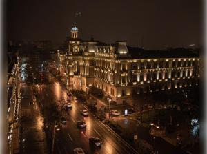 巴库Liman Hotel的享有夜间城市美景,设有一座建筑