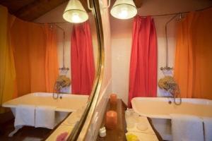 韦尔巴尼亚Romantic Nido的浴室设有2个水槽和镜子