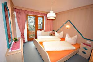 皮茨河谷阿兹尔莱希纳公寓旅馆的一间卧室设有两张床和窗户。