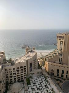 阿吉曼Apartment with sea view的享有海滩和建筑的空中景致