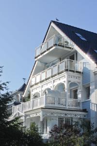 蒂门多弗施特兰德Haus Anholt的白色房子的一侧设有阳台