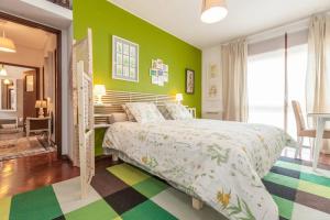 波尔图卡萨德萨路瑞斯公寓的一间卧室设有一张床和绿色的墙壁