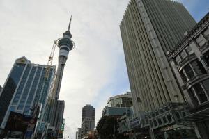 奥克兰President Hotel Auckland的城市电视塔的景色