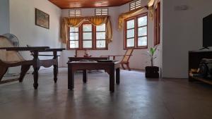 Kalutara NorthRustic Villa In Kalutara South的客厅配有桌子和钢琴