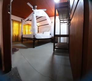 Kalutara NorthRustic Villa In Kalutara South的一间设有天蓬床和梯子的房间