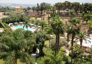 阿格里真托德拉瓦莱酒店的享有度假村的空中景致,设有游泳池和棕榈树