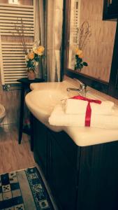 洛科罗通多Trullo Sereno Angelo的浴室设有白色水槽和红色的弓形