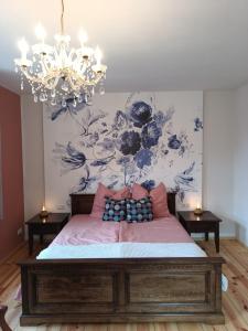 NiederorschelMinicamping und B&B Apartment Hintergarten的一间卧室配有一张床和一个吊灯