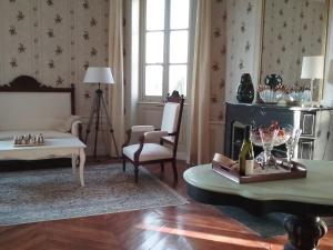 PrétyChâteau de Prety - Maison d'Hôtes的客厅配有沙发和桌子