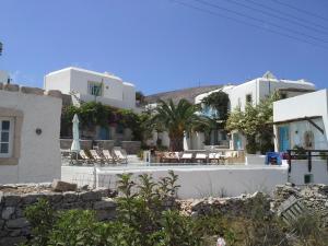乔拉弗雷恩多斯安普罗斯酒店的享有带游泳池的别墅景致