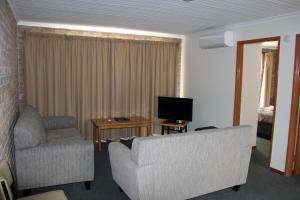 伯尔尼伯尼海景房车公园汽车旅馆的带沙发和电视的客厅