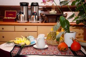 乌尔加特暹罗卡斯特尔酒店的一张桌子,上面有水果,还有桌布