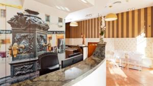 塔拉戈纳普拉萨德拉丰特酒店的带壁炉的客厅和用餐室
