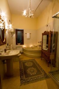 ForchiaCamere al Borgo的浴室配有盥洗盆和浴缸。