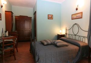 Tigliole贝拉维斯塔卡希纳住宿加早餐旅馆的卧室配有1张床、1张桌子和1把椅子