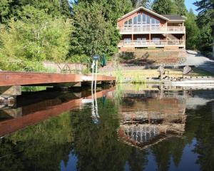 EatonvilleLakeside Living Suite! Mt Rainier, Nwtrek, Jblm的一座房子,位于湖上,有一座桥