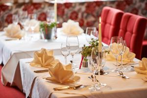 达米尔斯Hotel Alpenblume的一套桌子,配酒杯和餐巾