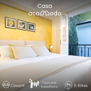 巴拿马城Casa Acomodo Casco Viejo 4bdr Historic Mansion的一间卧室设有一张大床和一个窗户。