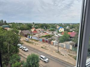 尼古拉耶夫Центр 6-я слободская Центральный проспект的享有小镇的景色,街道上设有停车位