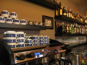 里瓦德奥罗尔酒店的一间酒吧,内有蓝色和白色的杯子和瓶子