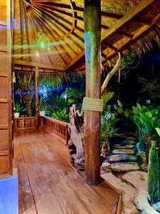 武吉拉旺Tropical Jungle lodge & Jungle trekking的丛林中的一个大型木甲板