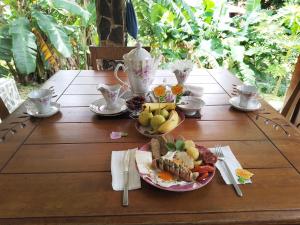 SoráLuxury apartmеnt with private terrace in Altos del Maria的一张木桌,上面有盘子的食物