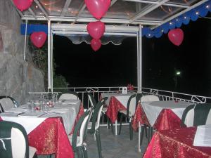普莱伊亚诺贝壳酒店的一组红色气球和红心的桌子