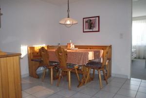 达沃斯拉瓦西22号公寓的餐桌、椅子和蜡烛