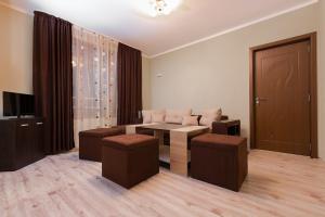 萨帕雷瓦巴尼亚Family Hotel Relaxa的客厅配有沙发、桌子和凳子