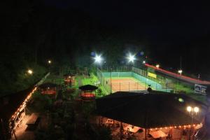 Bradu凡塔尼塔海度库酒店的网球场(晚上)