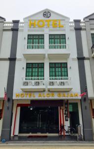 马六甲亚罗牙耶酒店的上面标有标志的酒店大楼