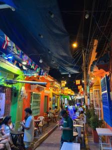 卡塔赫纳Casa encanto Historico en el barrio GETSEMANÍ的一群坐在餐厅桌子上的人