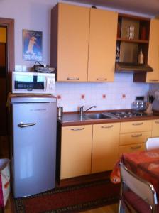 塞斯特雷Torre Dell'orologio Apartment的厨房配有冰箱和微波炉。