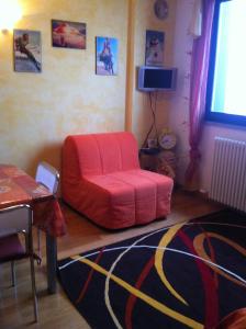 塞斯特雷Torre Dell'orologio Apartment的客厅配有红色椅子和桌子