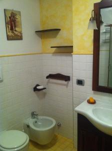 塞斯特雷Torre Dell'orologio Apartment的一间带卫生间和水槽的浴室