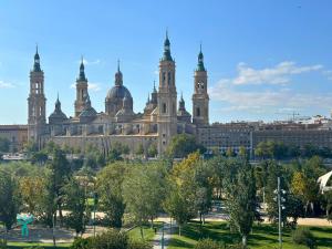 萨拉戈萨Dos Torres Zalmedina - Las mejores vistas de Zaragoza的一座大型建筑,上面有两座塔楼