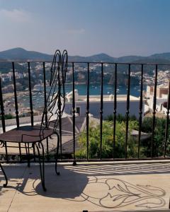 蓬扎Villa Laetitia的海景阳台上的椅子