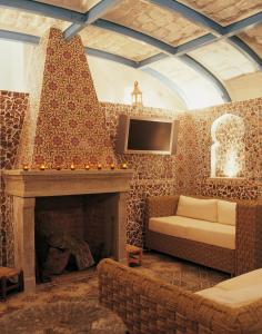 蓬扎Villa Laetitia的客厅设有壁炉和电视。
