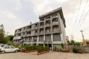 伊斯兰堡Hotel One Jinnah, Islamabad的前面有汽车停放的建筑