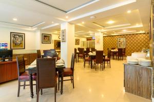 伊斯兰堡Hotel One Jinnah, Islamabad的餐厅设有1间带桌椅的用餐室