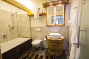塞尔瓦迪加尔代纳山谷Chalet Da Mont的浴室配有盥洗盆、卫生间和浴缸。