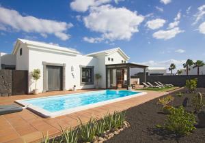 普拉亚布兰卡Villas Coral Deluxe的庭院内带游泳池的别墅