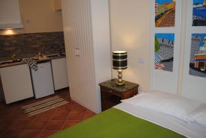 那不勒斯安吉拉之家酒店的一间卧室配有一张床和一张带台灯的桌子