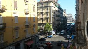 那不勒斯安吉拉之家酒店的享有街道和汽车及建筑的景色