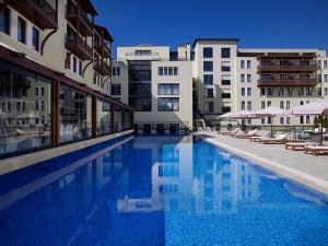 约阿尼纳豪华土耳其宫殿会议酒店及Spa的一座建筑物中央的游泳池