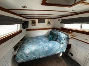 桑德维奇Sea Dream 42ft Beautiful 2 bedroom boat的一个小房子中间的一张床位