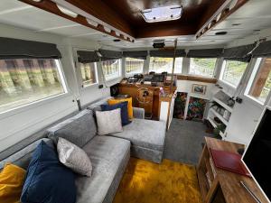 桑德维奇Sea Dream 42ft Beautiful 2 bedroom boat的一间客厅,位于一个小房子里,配有沙发