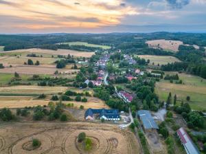 Český RudolecMatějovec 109 & Ubytování Na statku的田野中城镇的空中景观