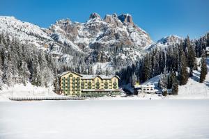 米苏丽娜密苏里纳大酒店的雪中山前的建筑物